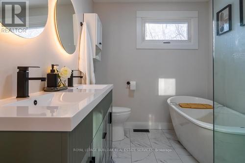 704 Francis Road, Burlington, ON - Indoor Photo Showing Bathroom