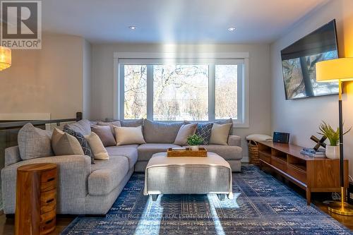 704 Francis Road, Burlington, ON - Indoor Photo Showing Living Room