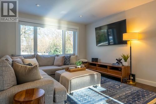 704 Francis Road, Burlington, ON - Indoor Photo Showing Living Room