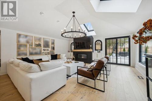 169 Oakes Drive, Mississauga, ON - Indoor Photo Showing Living Room