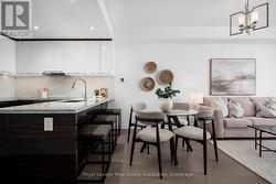 3706 - 488 UNIVERSITY AVENUE  Toronto, ON L6H 3V8