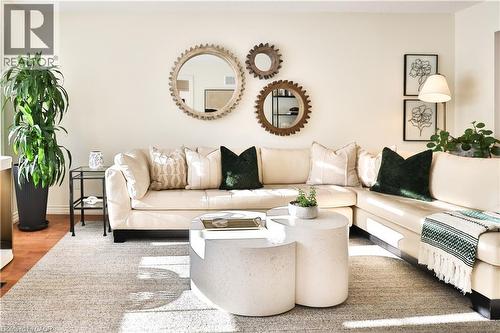 565 Harmony Avenue, Burlington, ON - Indoor Photo Showing Living Room