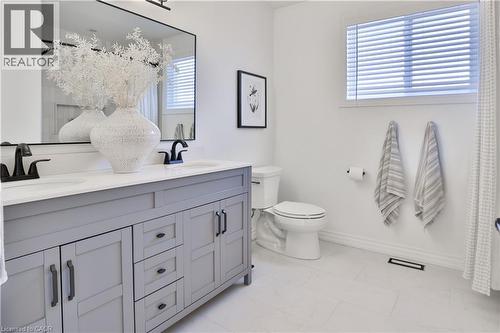 565 Harmony Avenue, Burlington, ON - Indoor Photo Showing Bathroom