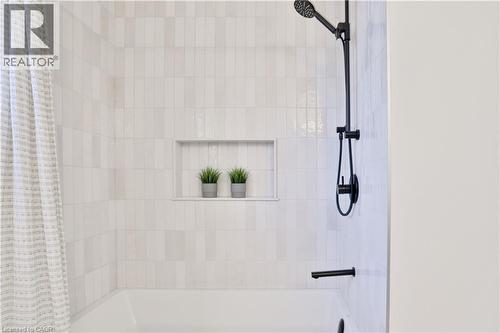 565 Harmony Avenue, Burlington, ON - Indoor Photo Showing Bathroom