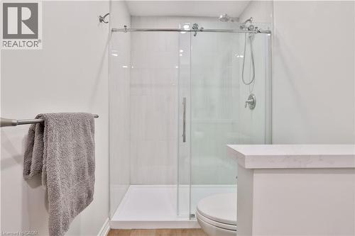 565 Harmony Avenue, Burlington, ON - Indoor Photo Showing Bathroom