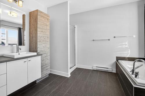 Salle de bains - 194 Rue Cuthbert, Berthierville, QC - Indoor Photo Showing Bathroom