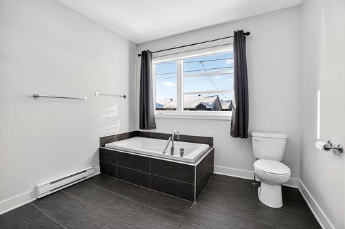 Salle de bains - 194 Rue Cuthbert, Berthierville, QC - Indoor Photo Showing Bathroom