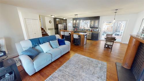 325 4Th Avenue, Kimberley, BC - Indoor Photo Showing Living Room