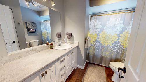 325 4Th Avenue, Kimberley, BC - Indoor Photo Showing Bathroom