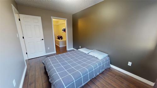 325 4Th Avenue, Kimberley, BC - Indoor Photo Showing Bedroom