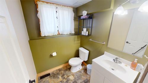 325 4Th Avenue, Kimberley, BC - Indoor Photo Showing Bathroom