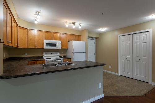 306-135 Ziprick Road, Kelowna, BC - Indoor Photo Showing Kitchen