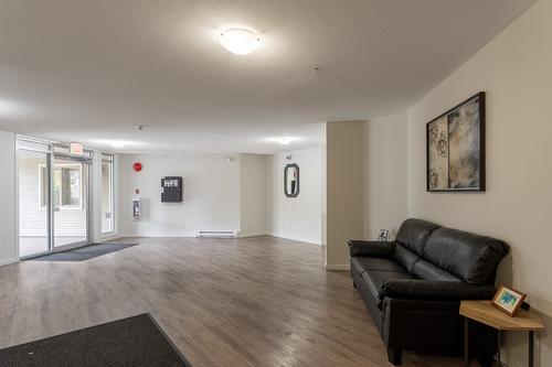 306-135 Ziprick Road, Kelowna, BC - Indoor Photo Showing Living Room