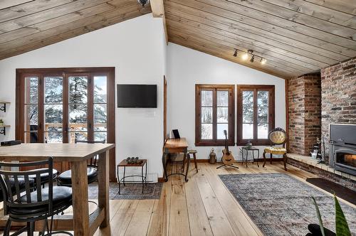 Salon - 727 Ch. De Courchevel, Saint-Adolphe-D'Howard, QC - Indoor With Fireplace