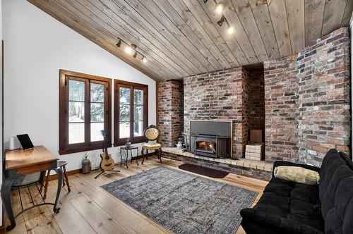 Salon - 727 Ch. De Courchevel, Saint-Adolphe-D'Howard, QC - Indoor Photo Showing Living Room With Fireplace