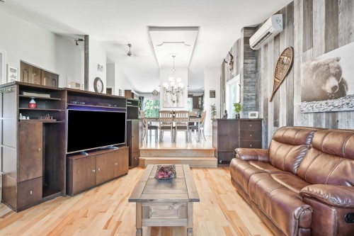 Salon - 300Z Route 335, Saint-Lin/Laurentides, QC - Indoor