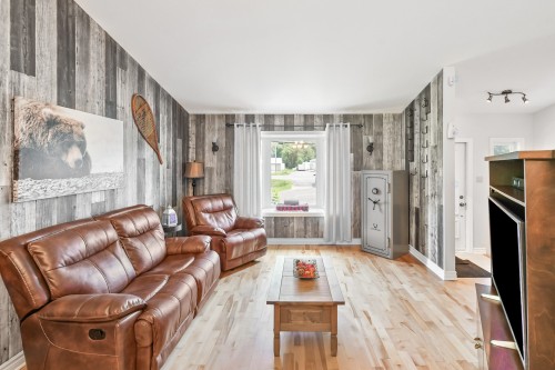 Salon - 300Z Route 335, Saint-Lin/Laurentides, QC - Indoor Photo Showing Living Room