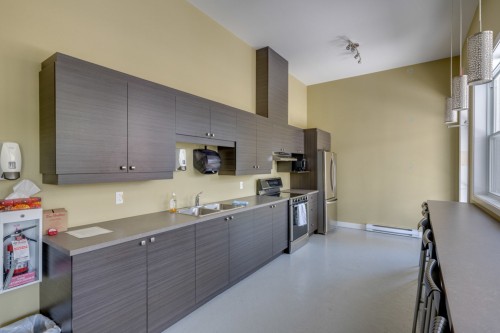 Salle communautaire - 310-1450 Av. De Rochechouart, Saint-Jérôme, QC - Indoor Photo Showing Kitchen With Double Sink