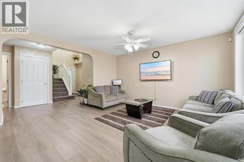 131 San Fernando Crescent Ne, Calgary, AB - Indoor Photo Showing Living Room