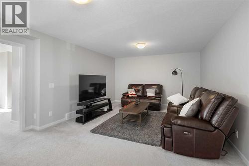 33 Walcrest Way Se, Calgary, AB - Indoor Photo Showing Living Room