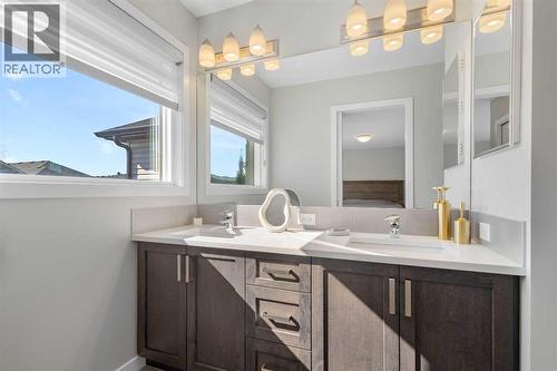 33 Walcrest Way Se, Calgary, AB - Indoor Photo Showing Bathroom