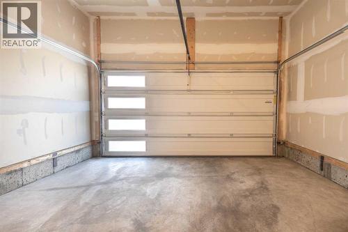 33 Walcrest Way Se, Calgary, AB - Indoor Photo Showing Garage