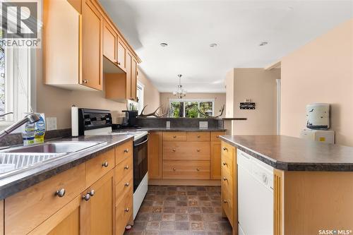 2353 Reynolds Street, Regina, SK - Indoor Photo Showing Kitchen