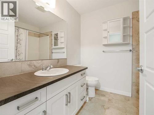 98 Moonlight Boulevard W, Lethbridge, AB - Indoor Photo Showing Bathroom
