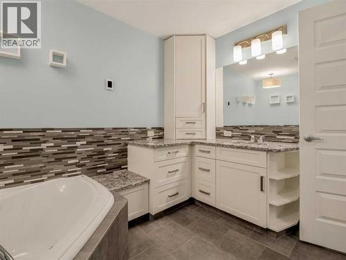 98 Moonlight Boulevard W, Lethbridge, AB - Indoor Photo Showing Bathroom