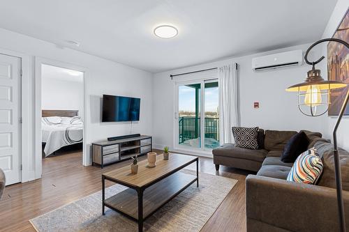 Salon - 402-40 Rue Chénier, Saint-Philippe, QC - Indoor Photo Showing Living Room