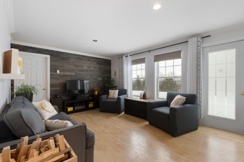 Salle familiale - 19 Ch. De La Fleur-De-Lune, Saint-Sauveur, QC - Indoor Photo Showing Living Room