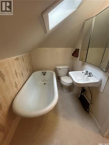 236 12Th Street E, Prince Albert, SK - Indoor Photo Showing Bathroom