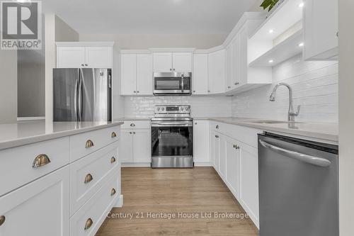 19 Livingston Drive, Tillsonburg, ON - Indoor Photo Showing Kitchen With Upgraded Kitchen