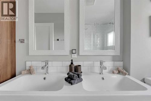 19 Garrick Drive Sw, Calgary, AB - Indoor Photo Showing Bathroom