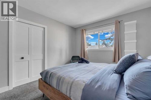 19 Garrick Drive Sw, Calgary, AB - Indoor Photo Showing Bedroom