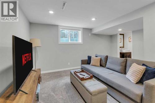 19 Garrick Drive Sw, Calgary, AB - Indoor