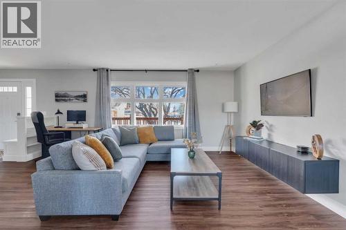 19 Garrick Drive Sw, Calgary, AB - Indoor Photo Showing Living Room