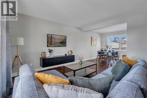 19 Garrick Drive Sw, Calgary, AB - Indoor Photo Showing Living Room