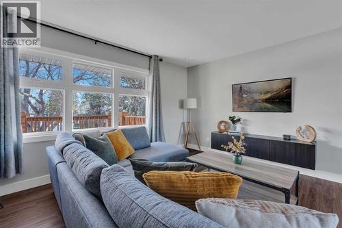 19 Garrick Drive Sw, Calgary, AB - Indoor Photo Showing Living Room