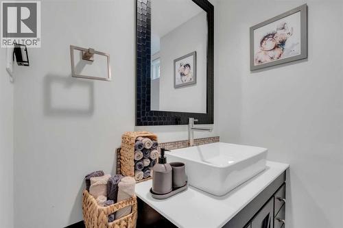 19 Garrick Drive Sw, Calgary, AB - Indoor Photo Showing Bathroom