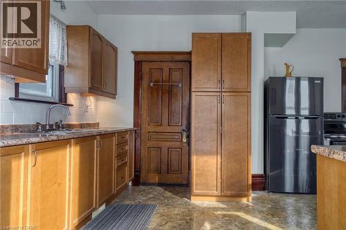 392 Breithaupt Street, Kitchener, ON - Indoor Photo Showing Kitchen