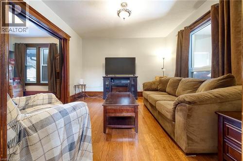 392 Breithaupt Street, Kitchener, ON - Indoor Photo Showing Living Room