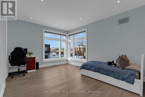 1050 Edgeleigh Avenue, Mississauga, ON - Indoor Photo Showing Bedroom
