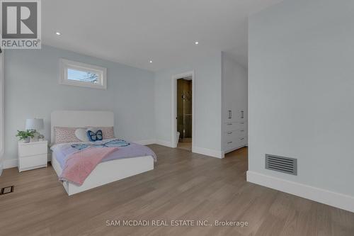 1050 Edgeleigh Avenue, Mississauga, ON - Indoor Photo Showing Bedroom