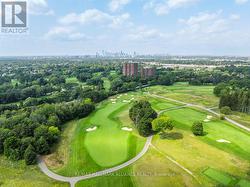 10-15 min walk (2-5 min drive) to golf courses - 