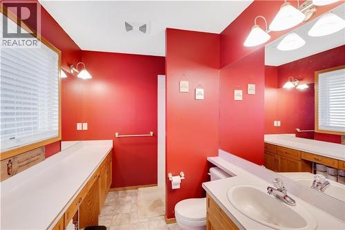 272210 Range Road 291  Ne, Airdrie, AB - Indoor Photo Showing Bathroom