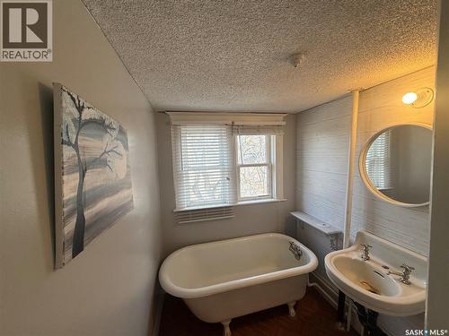 308 5Th Avenue W, Assiniboia, SK - Indoor Photo Showing Bathroom