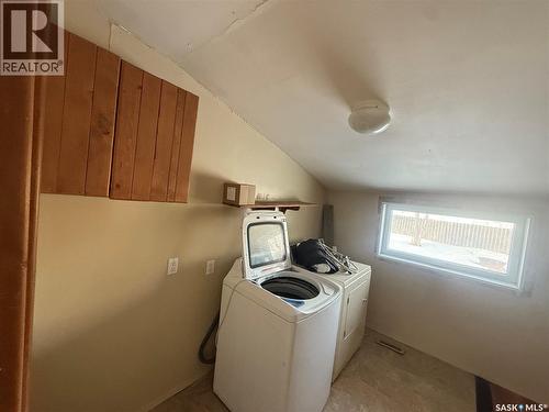 308 5Th Avenue W, Assiniboia, SK - Indoor Photo Showing Laundry Room