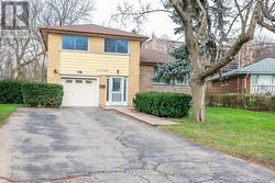 116 CASTLEGROVE BOULEVARD  Toronto, ON M3A 1L6