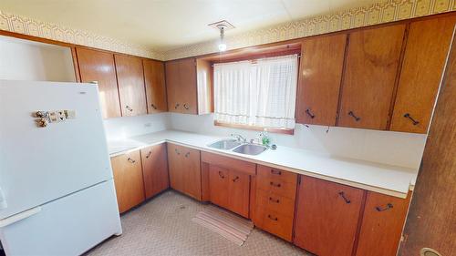 227 9Th Avenue, Cranbrook, BC - Indoor Photo Showing Kitchen With Double Sink